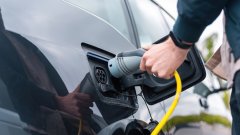 Beispielfoto Person beim Laden eines E-Autos